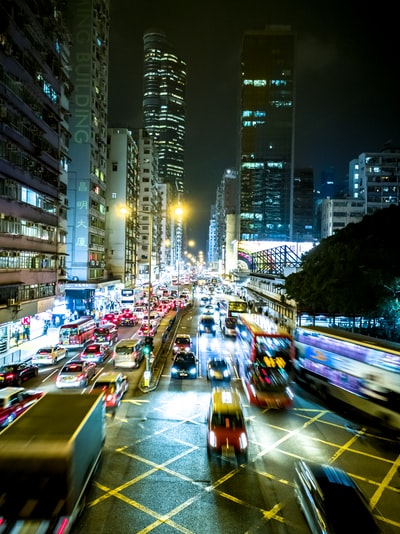 车辆行驶在街道附近建筑在夜间
